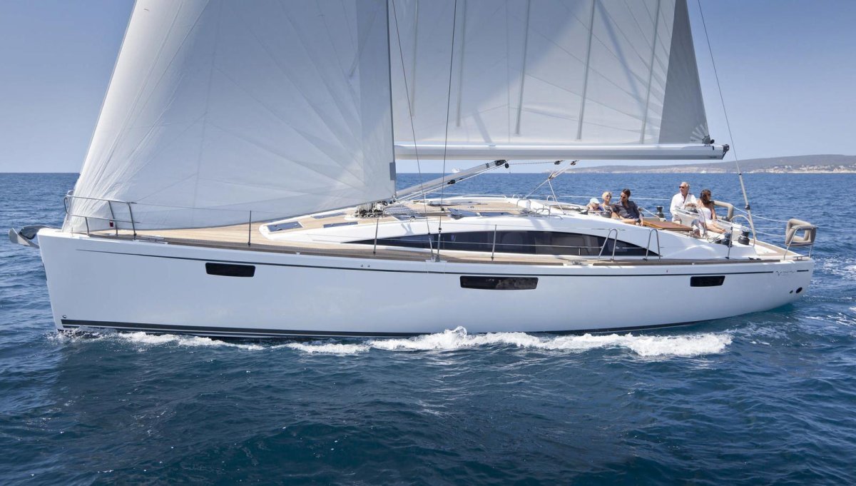 Яхта Bavaria Vision 44