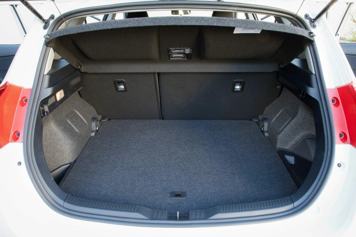 Toyota Auris Hybrid 2012 багажник