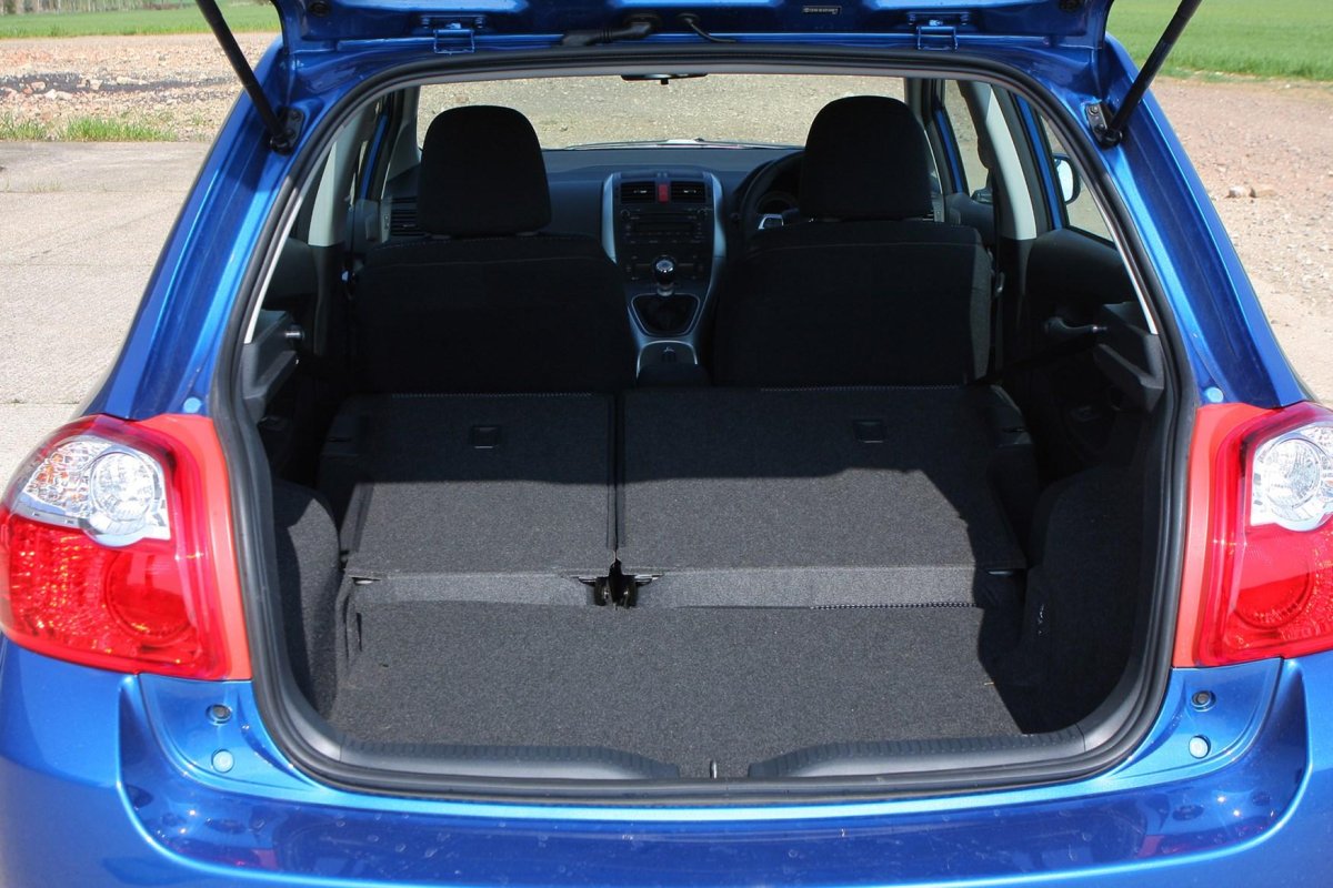 Auris 2008 багажник