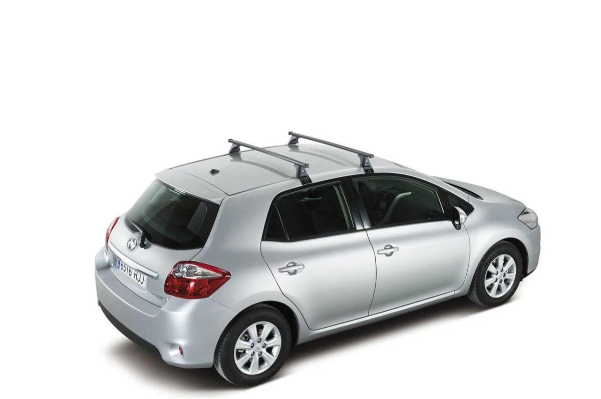 Черные поперечины на белой машине