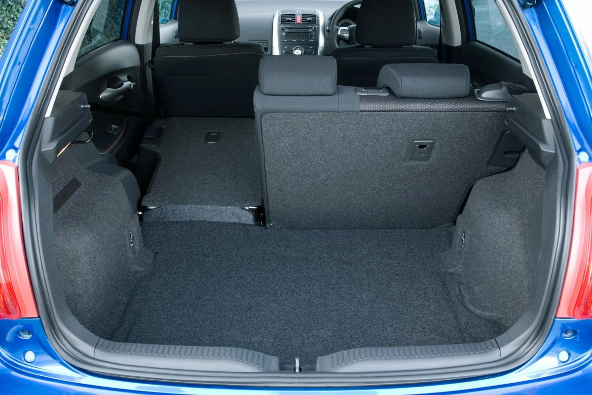 Тойота аурис 2008 багажник