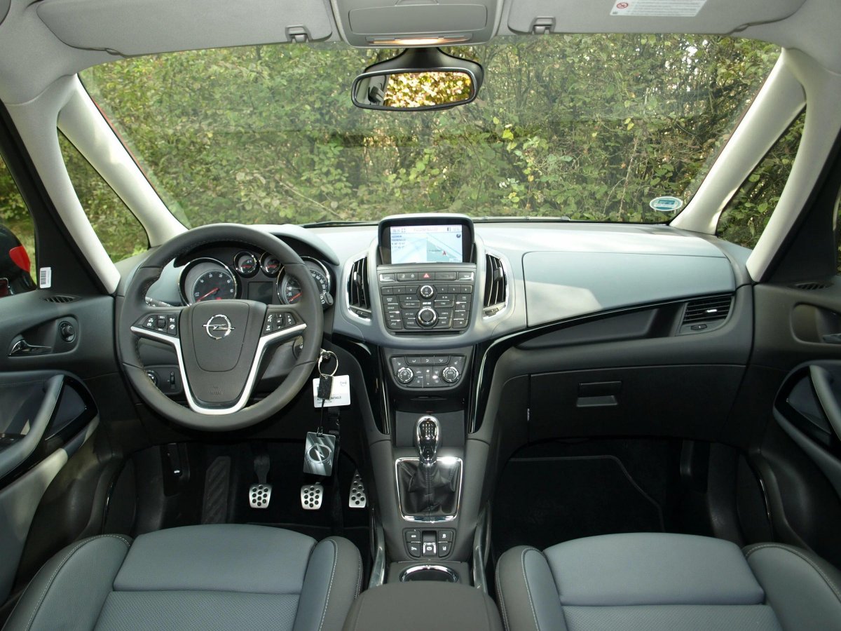 Opel Zafira Tourer интерьер