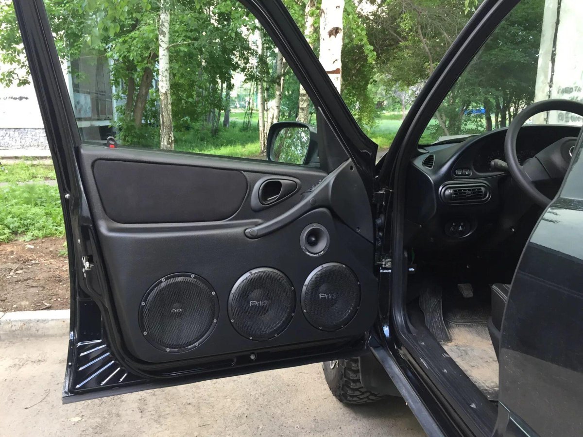 Обшивки Нива Шевроле под 16+20 динамики