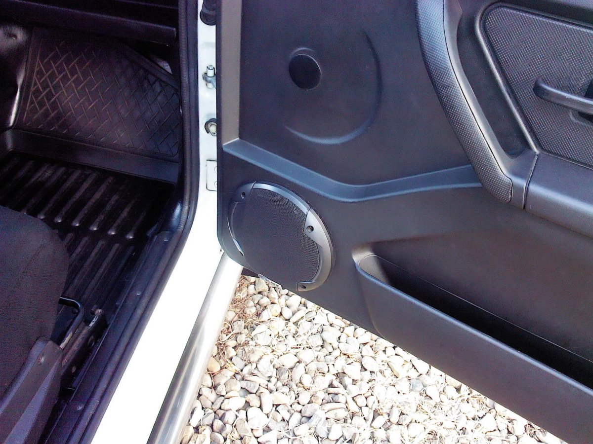 Задние колонки в ниву 21214