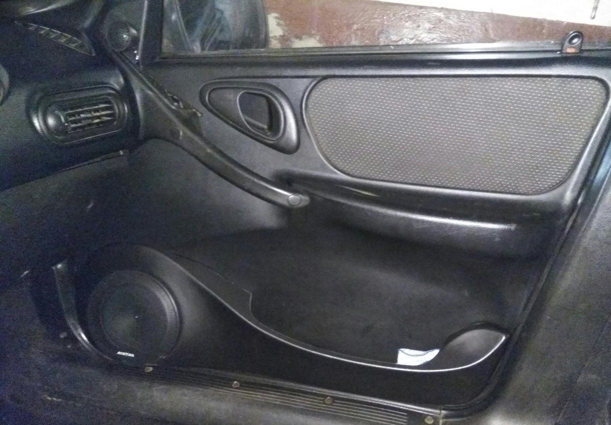 Колонки 16 см в Шевроле Нива