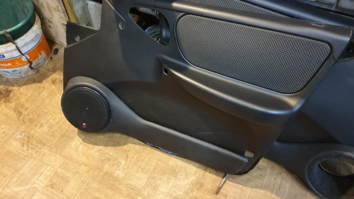 Подиумы на ниву Шевроле под 16 динамики