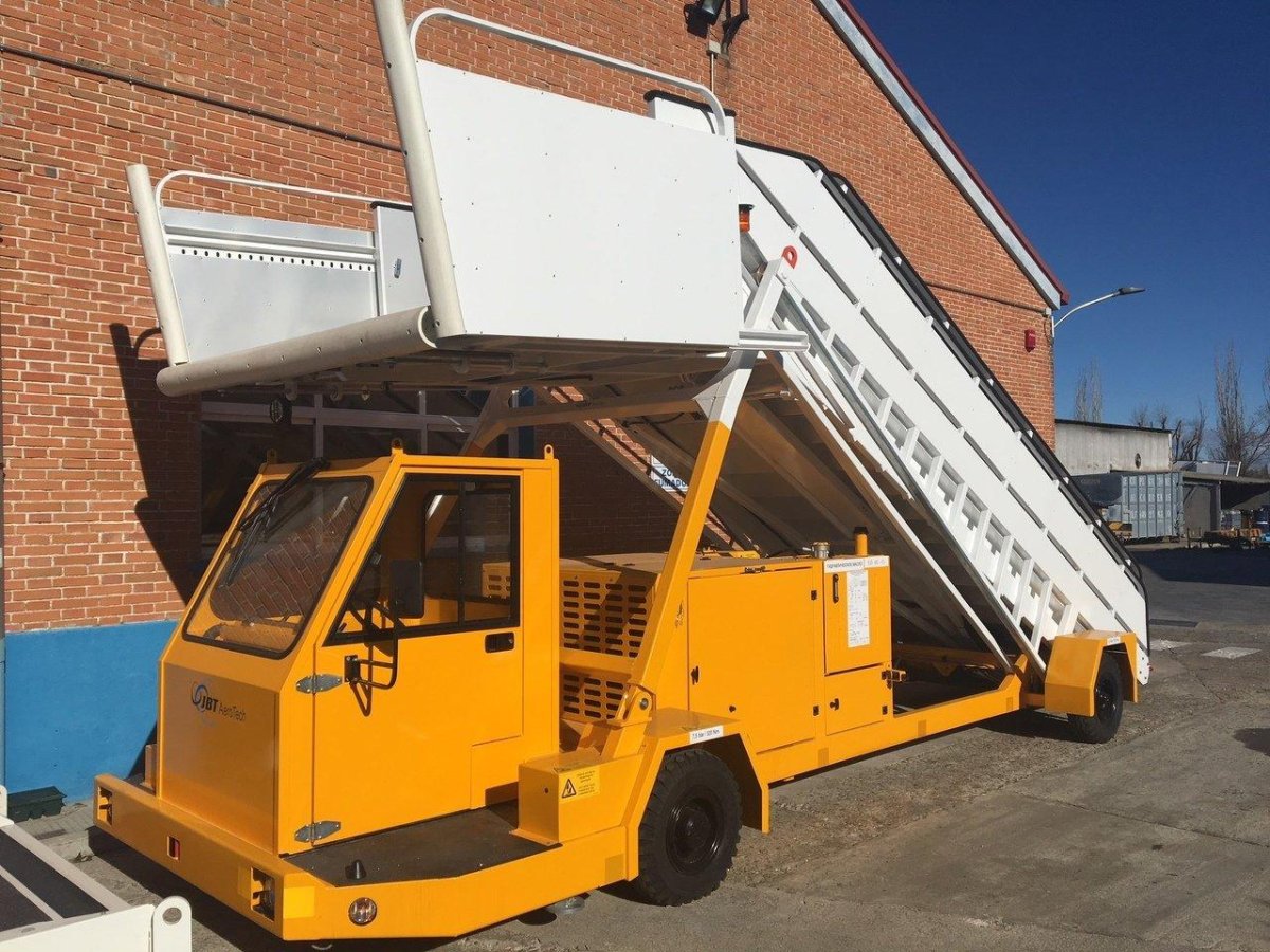 Самоходный пассажирский трап JBT UDS-2