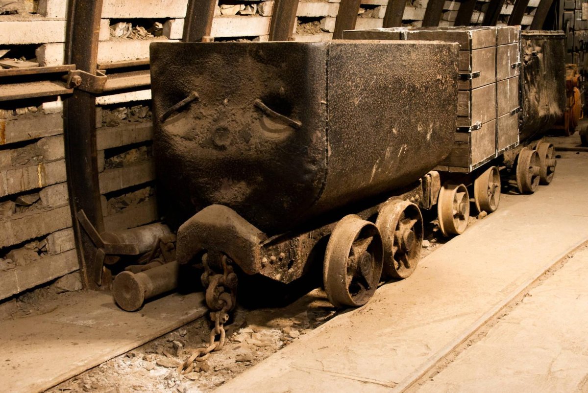 Вагонетки шахтные с углем