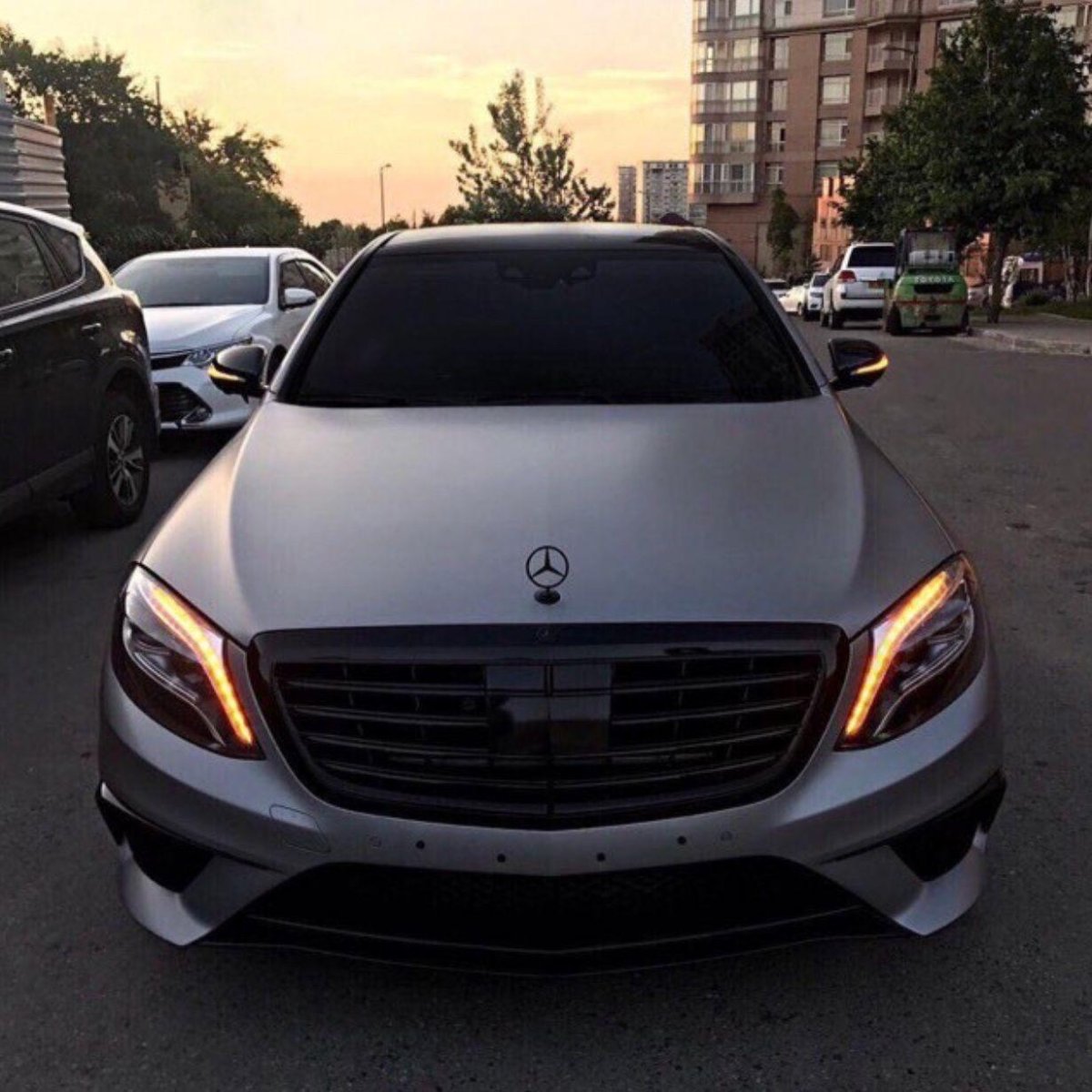 Мерседес 222 черный тонированный