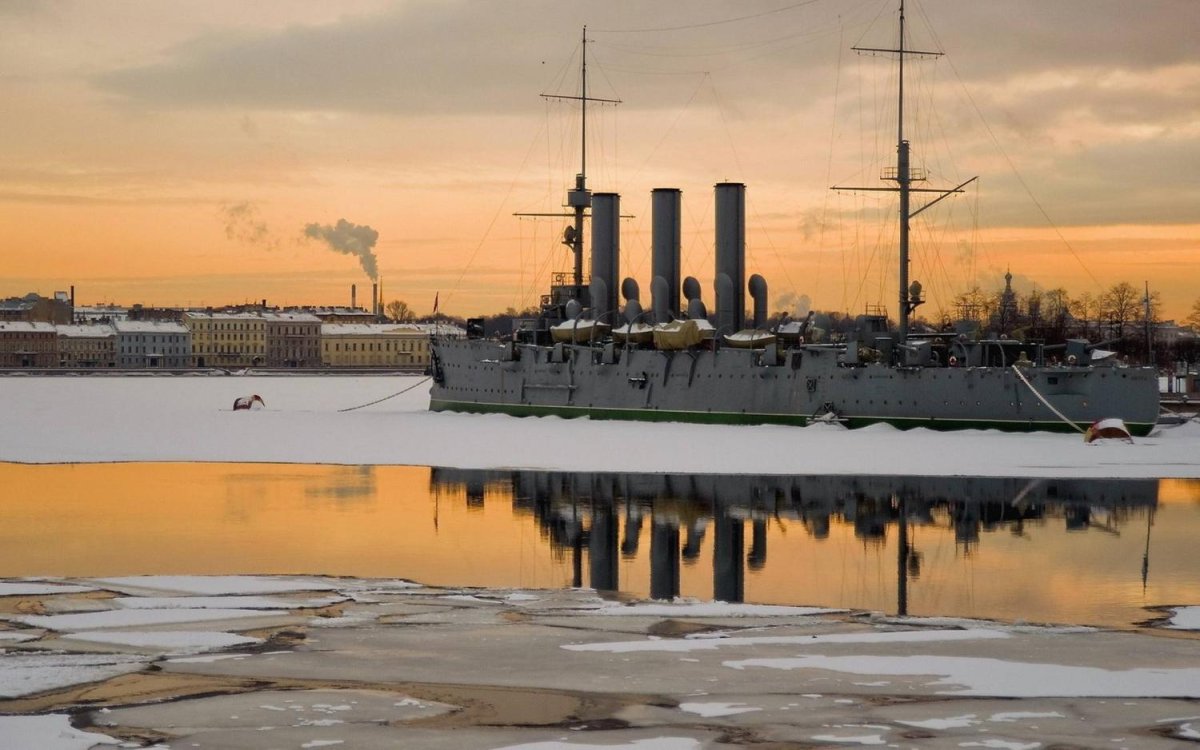 Крейсер Аврора на Неве