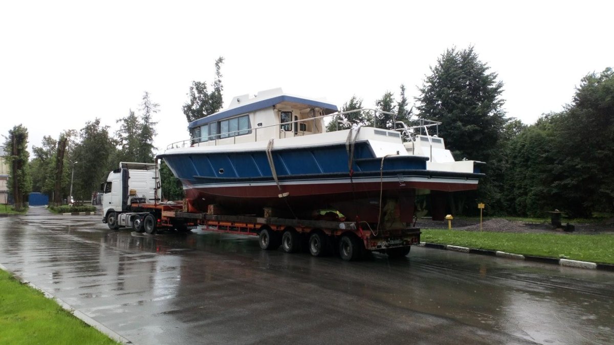 Катер на трале