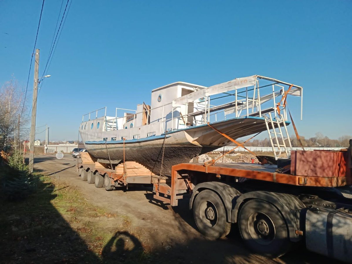 Перевозка катера на трале