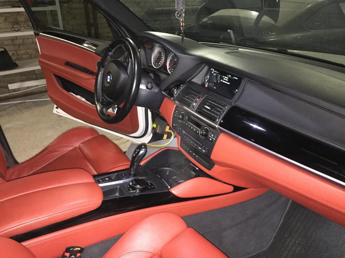 BMW x5 e70 красный салон
