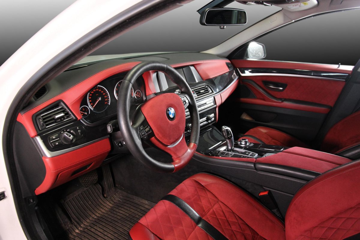 BMW 520 красный салон
