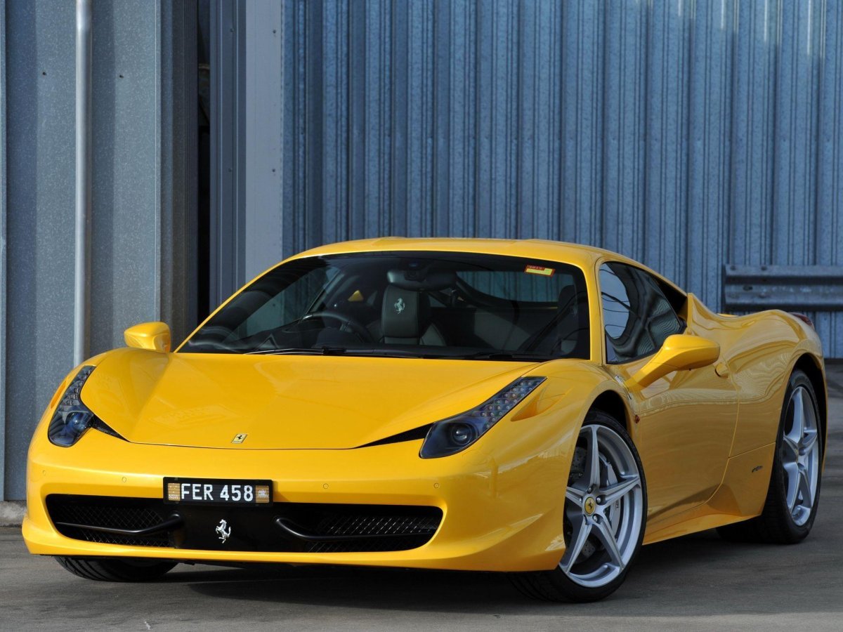Машина Ferrari 458 Italia