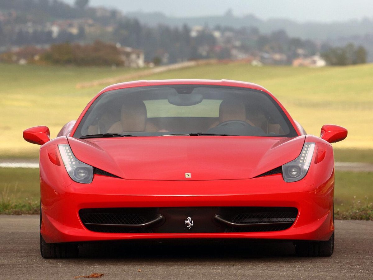 Автомобиль Ferrari 458 Italia