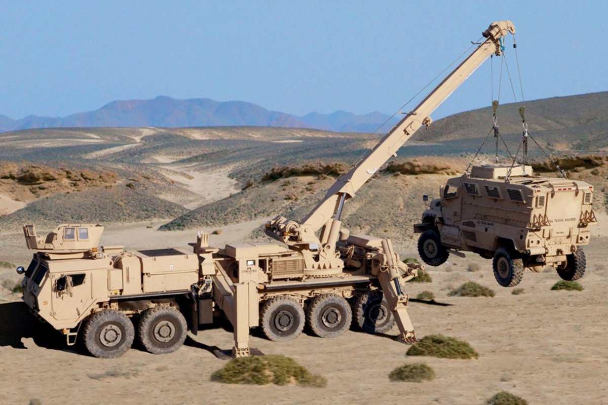 Грузовики Oshkosh LVSR