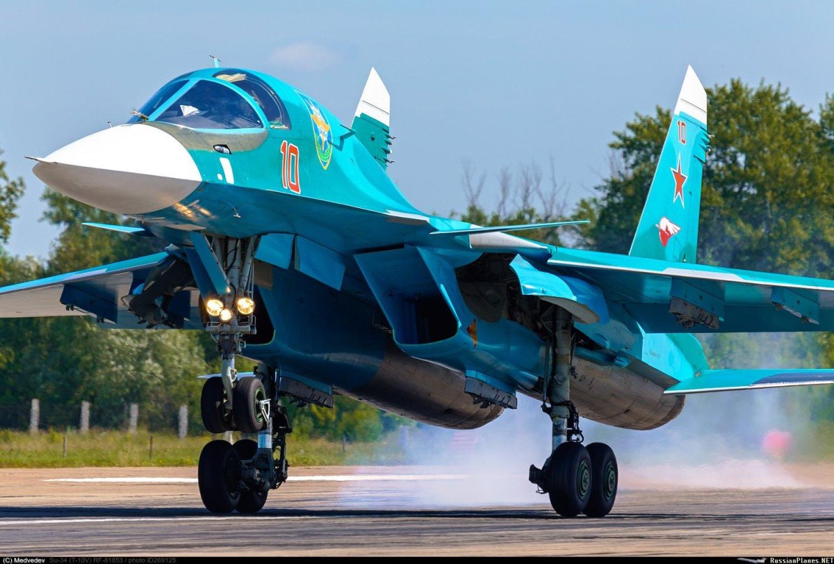 Истребитель-бомбардировщик Су-34