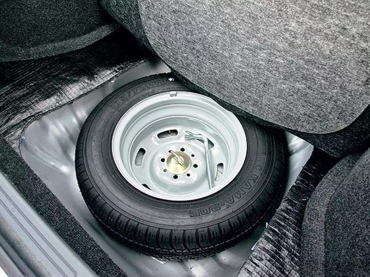 ВАЗ 2110 С запаской на багажнике