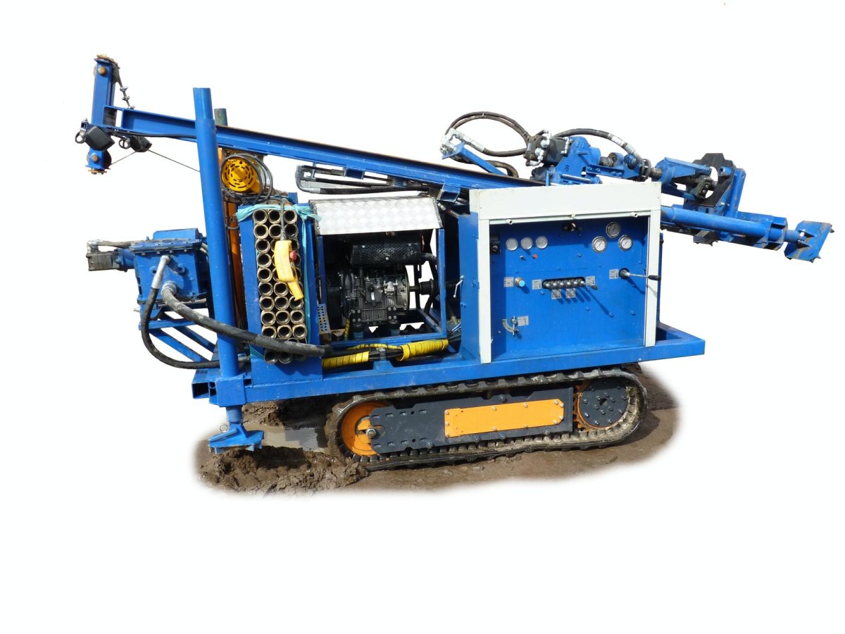 Буровой станок на гусеничном ходу с шнеком 800