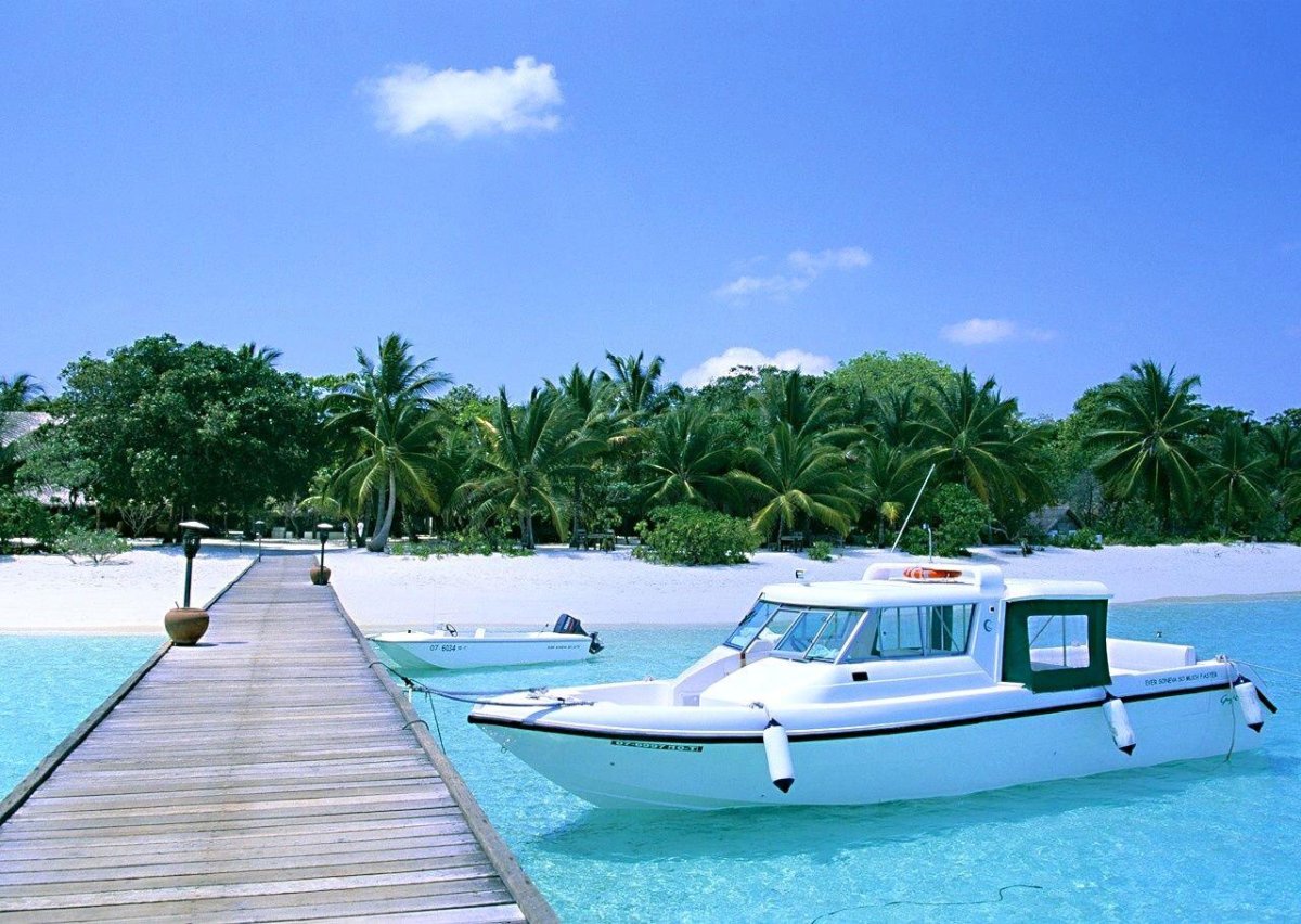 Яхта в море