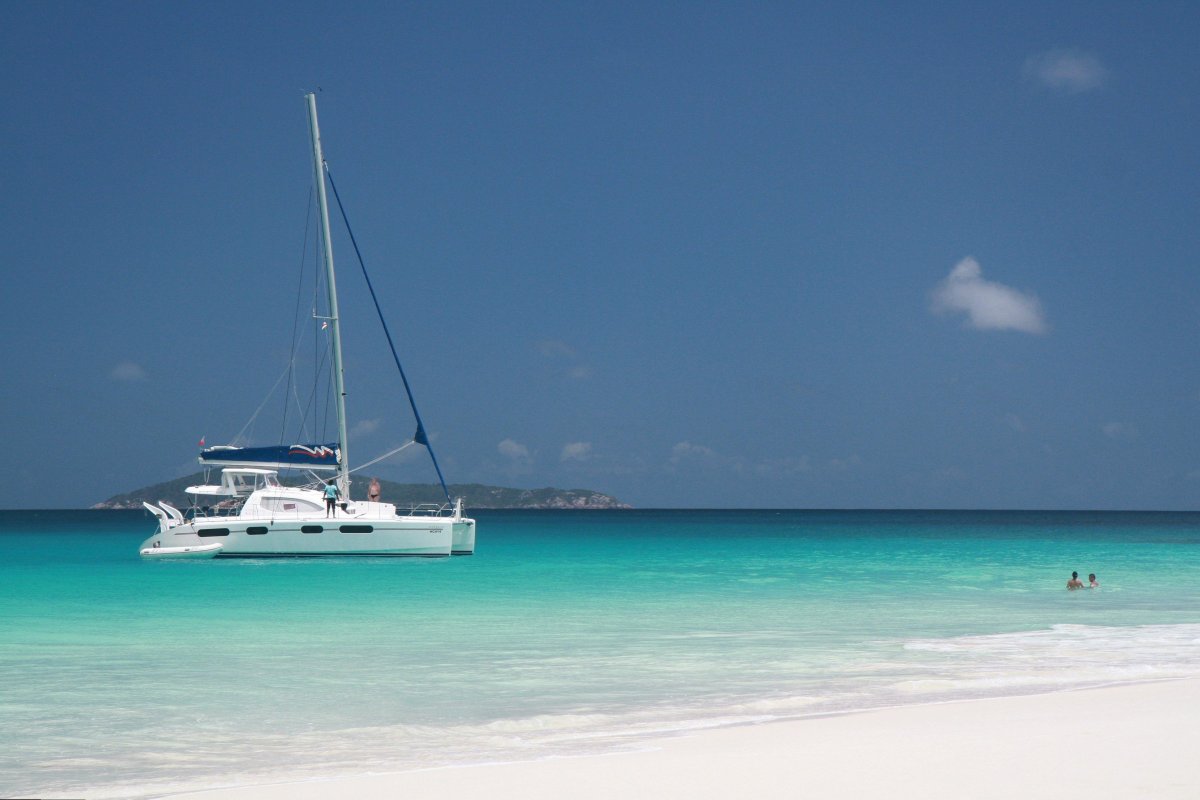 Яхта в море