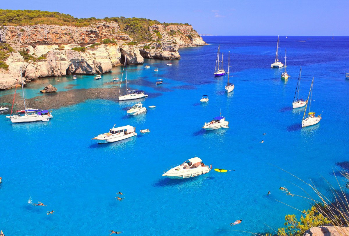 Менорка бухта яхта