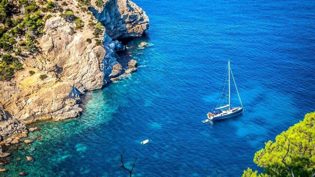 Скала яхта море