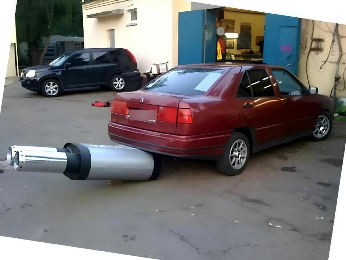 Огромный глушитель на авто