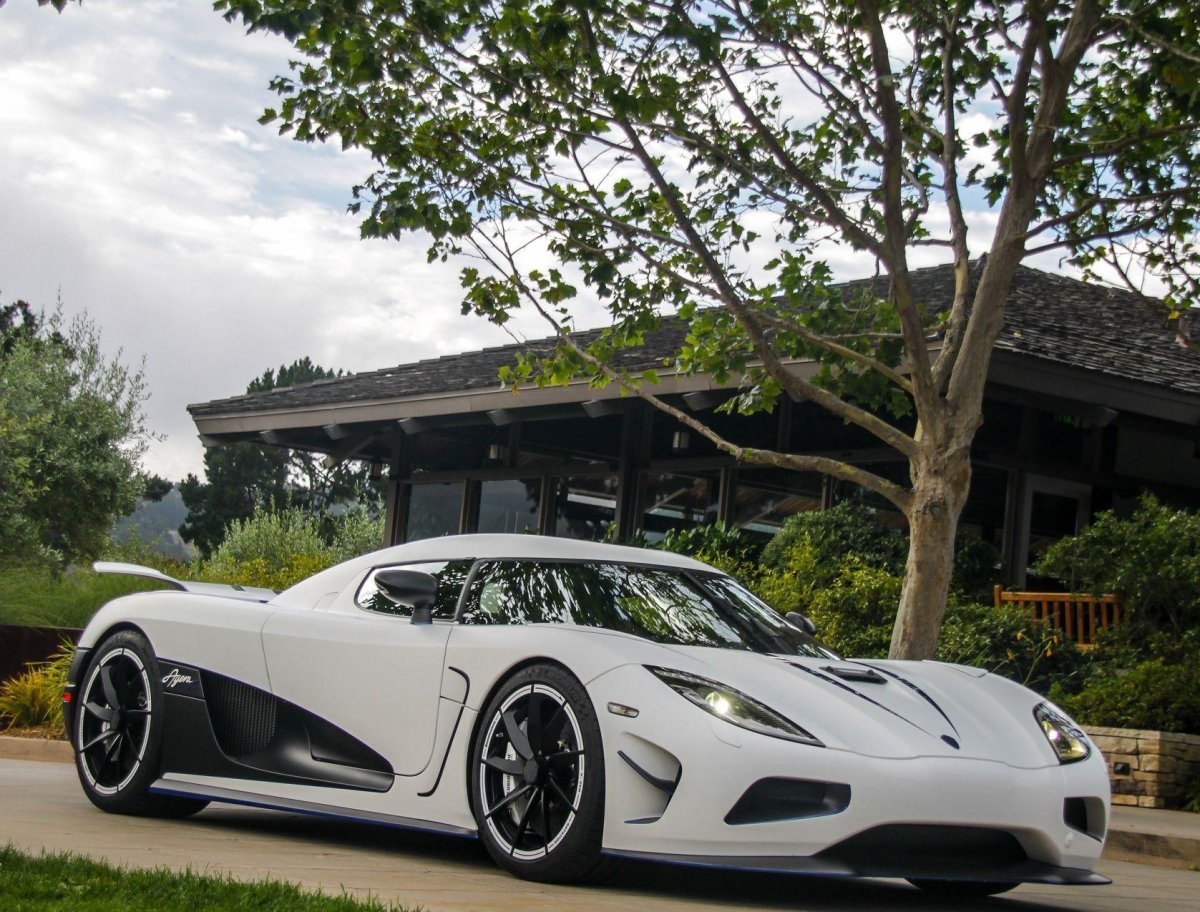 Белая Кенигсегг АГЕРА Р