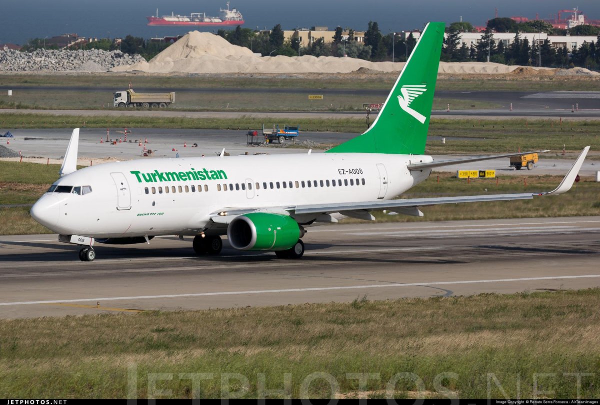 Самолёт Turkmenistan 737