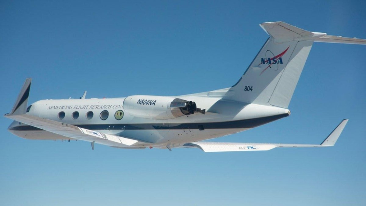 Адаптивное крыло самолета