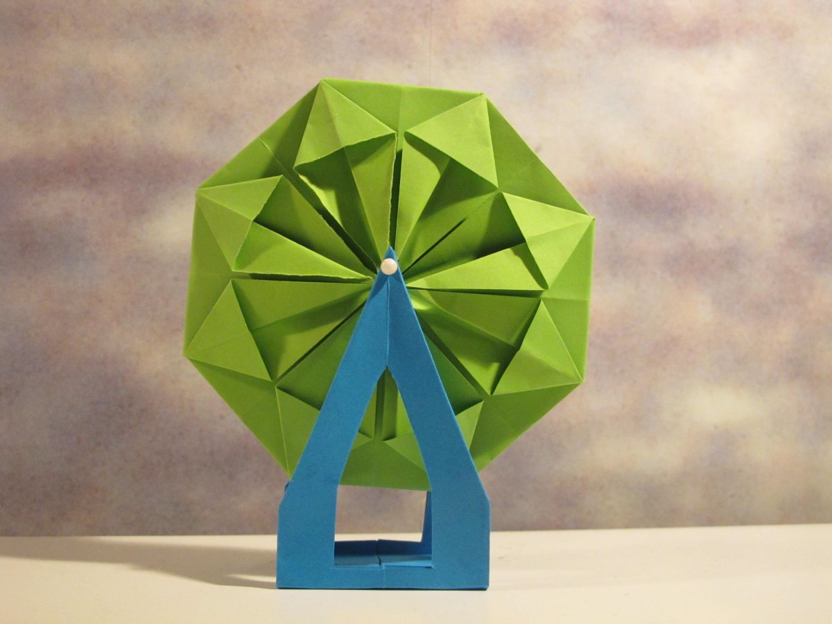 Колесо обозрения из бумаги