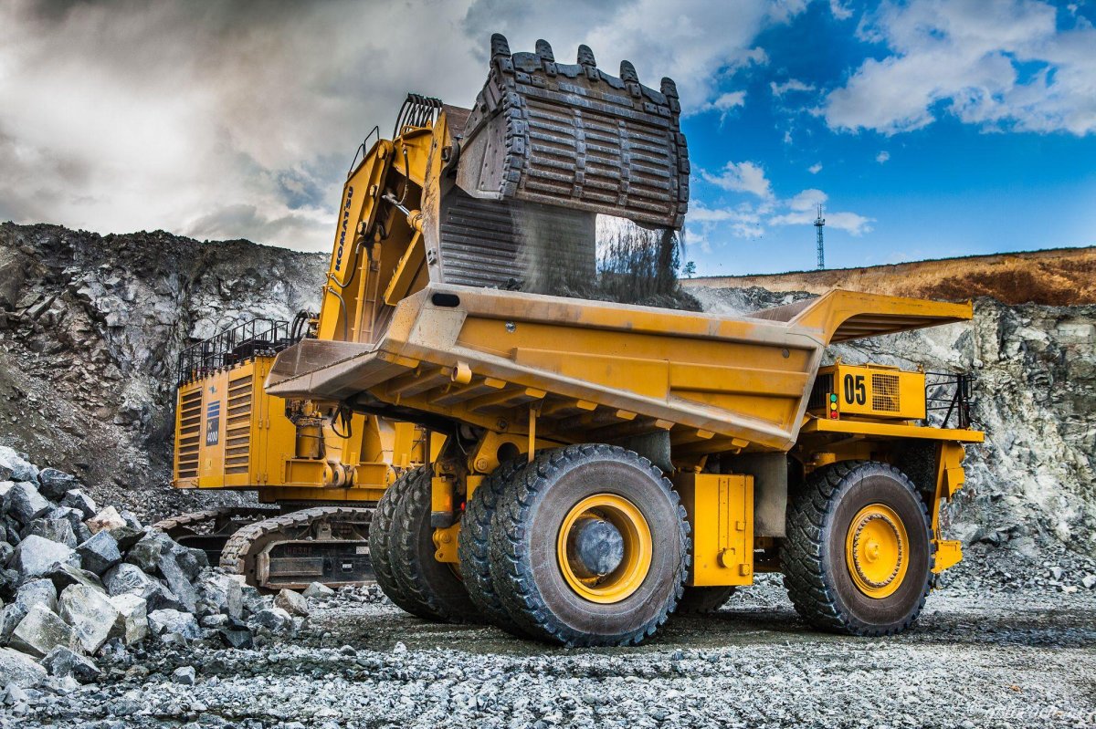 Коматсу карьерный самосвал