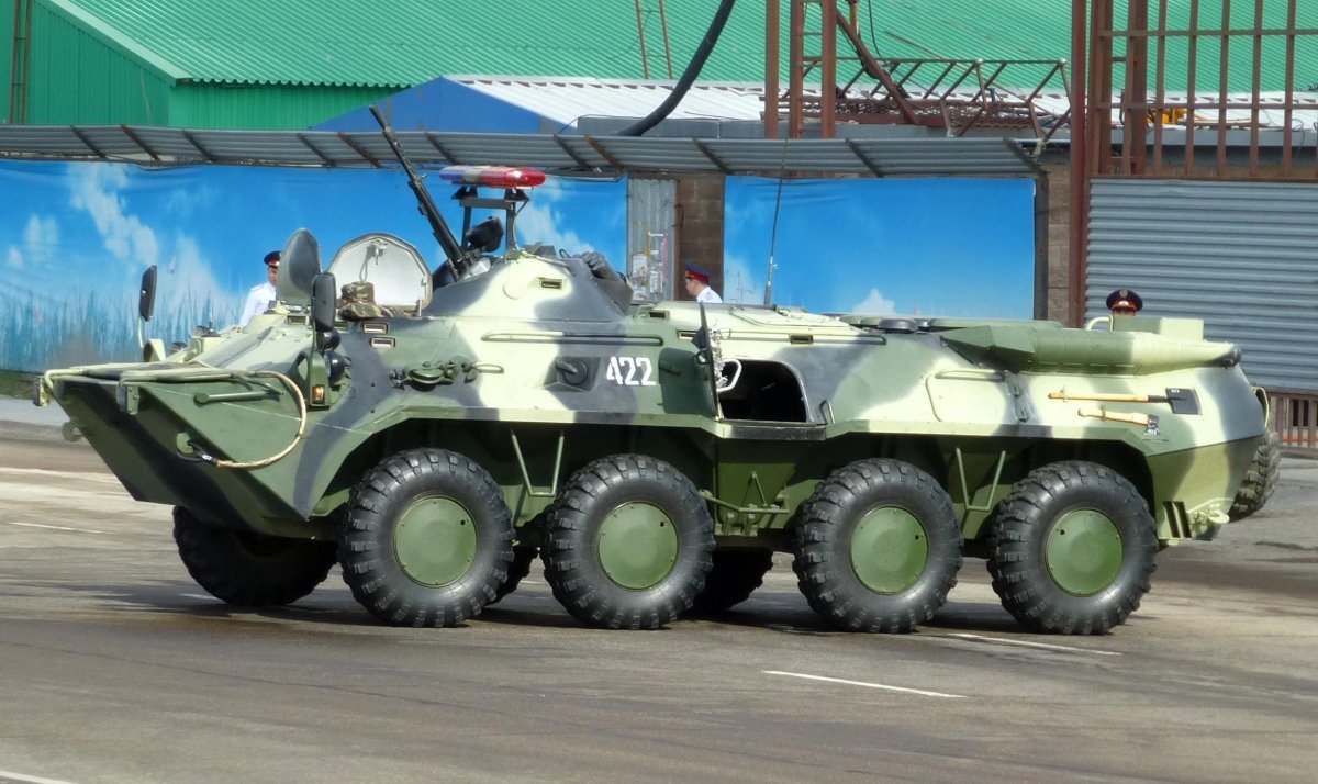 Военный БТР 80