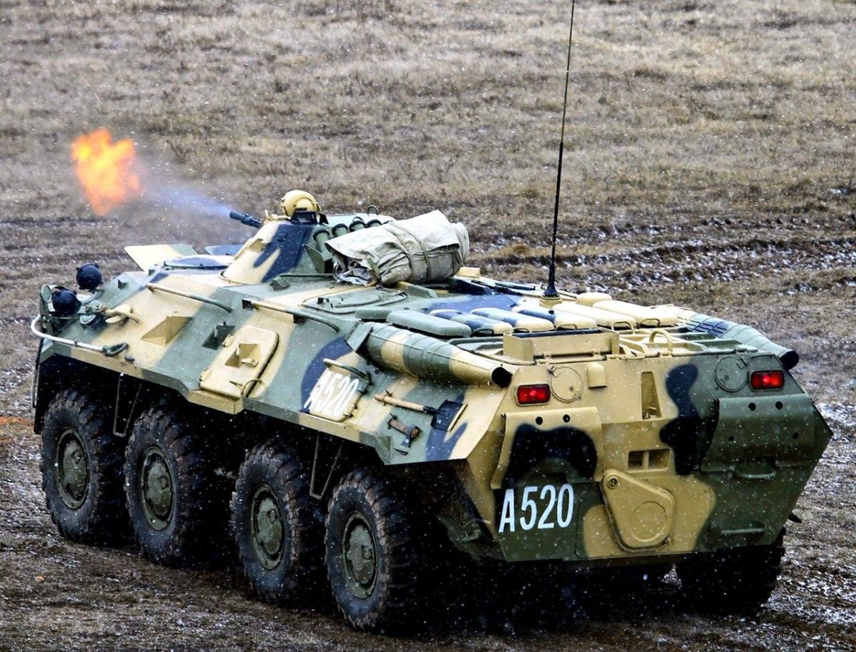 Военный БТР 80