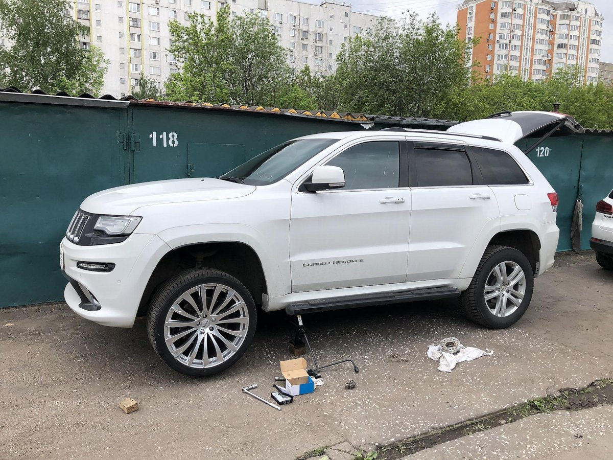 Наклейки на белый внедорожник