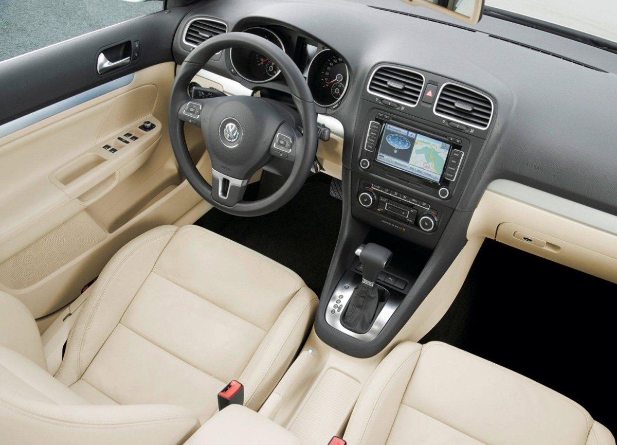Volkswagen Golf 2010 Interior