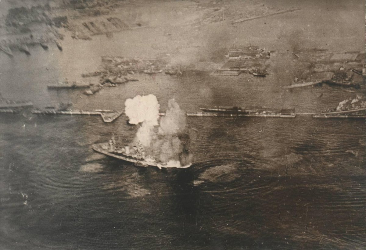 Краснознамённый линейный корабль «Октябрьская революция»