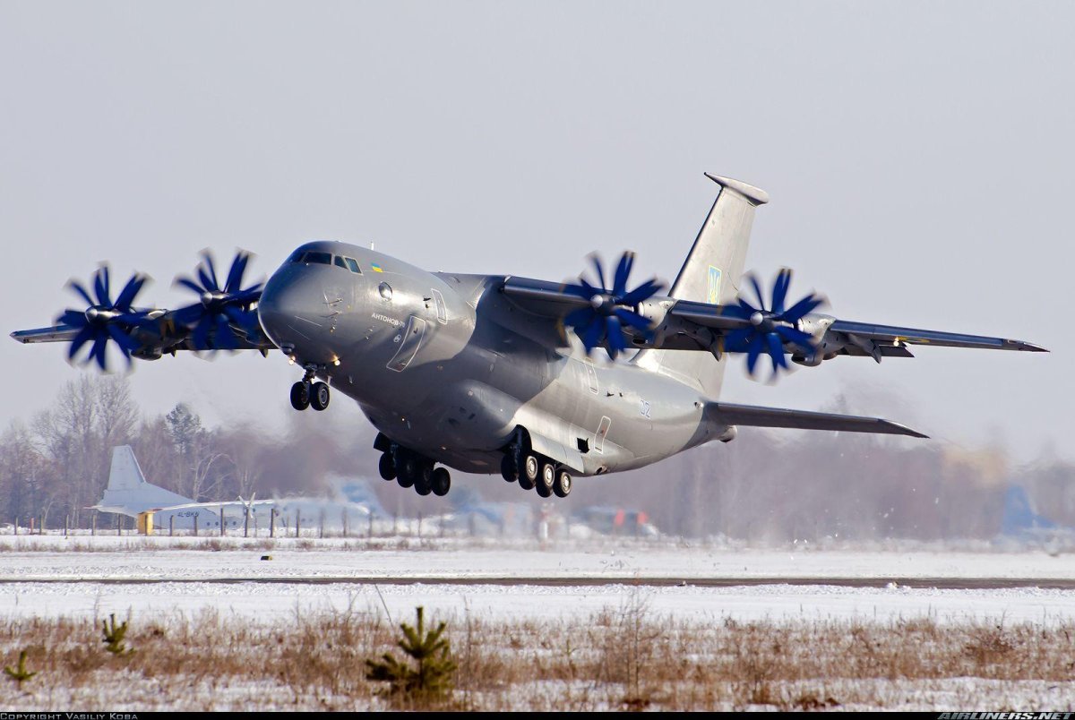 АН-70 военно-транспортный самолёт