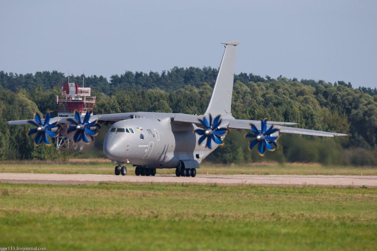 АН-70 военно-транспортный самолёт
