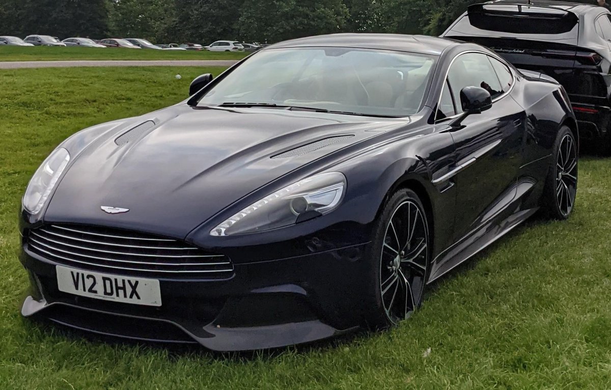 Aston Martin Vanquish 2021