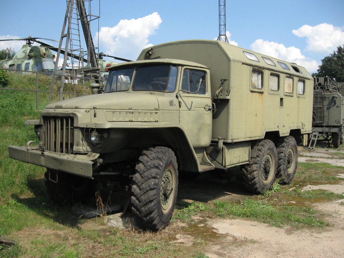 Урал-375д кунг