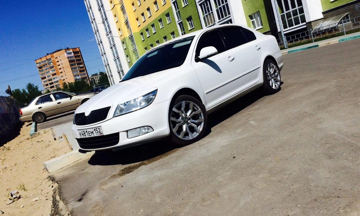 Skoda Octavia a7 белая r17