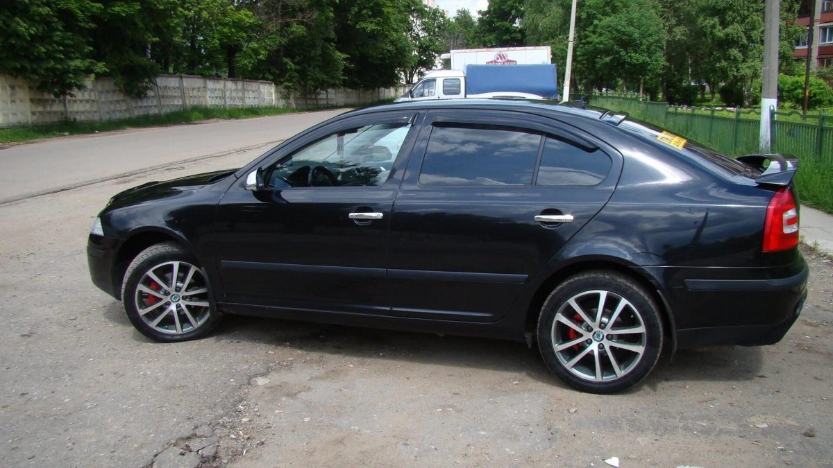 Skoda Octavia a5 черная r17