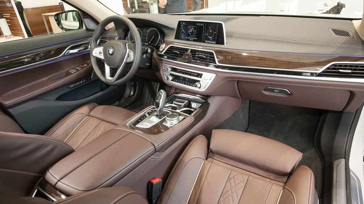 BMW 7 2023 салон