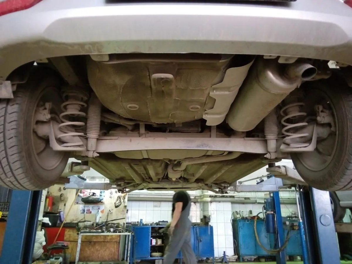 Киа Рио 3 на подъемнике