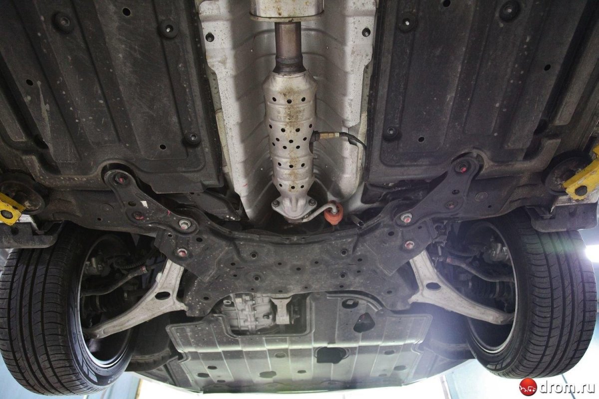 Hyundai Solaris 2012 днище