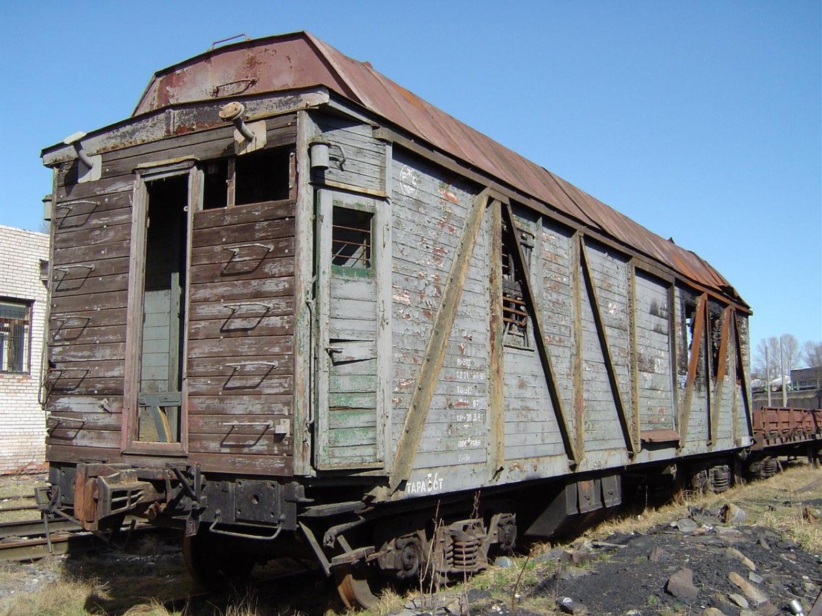 Крытый узкоколейный грузовой вагон
