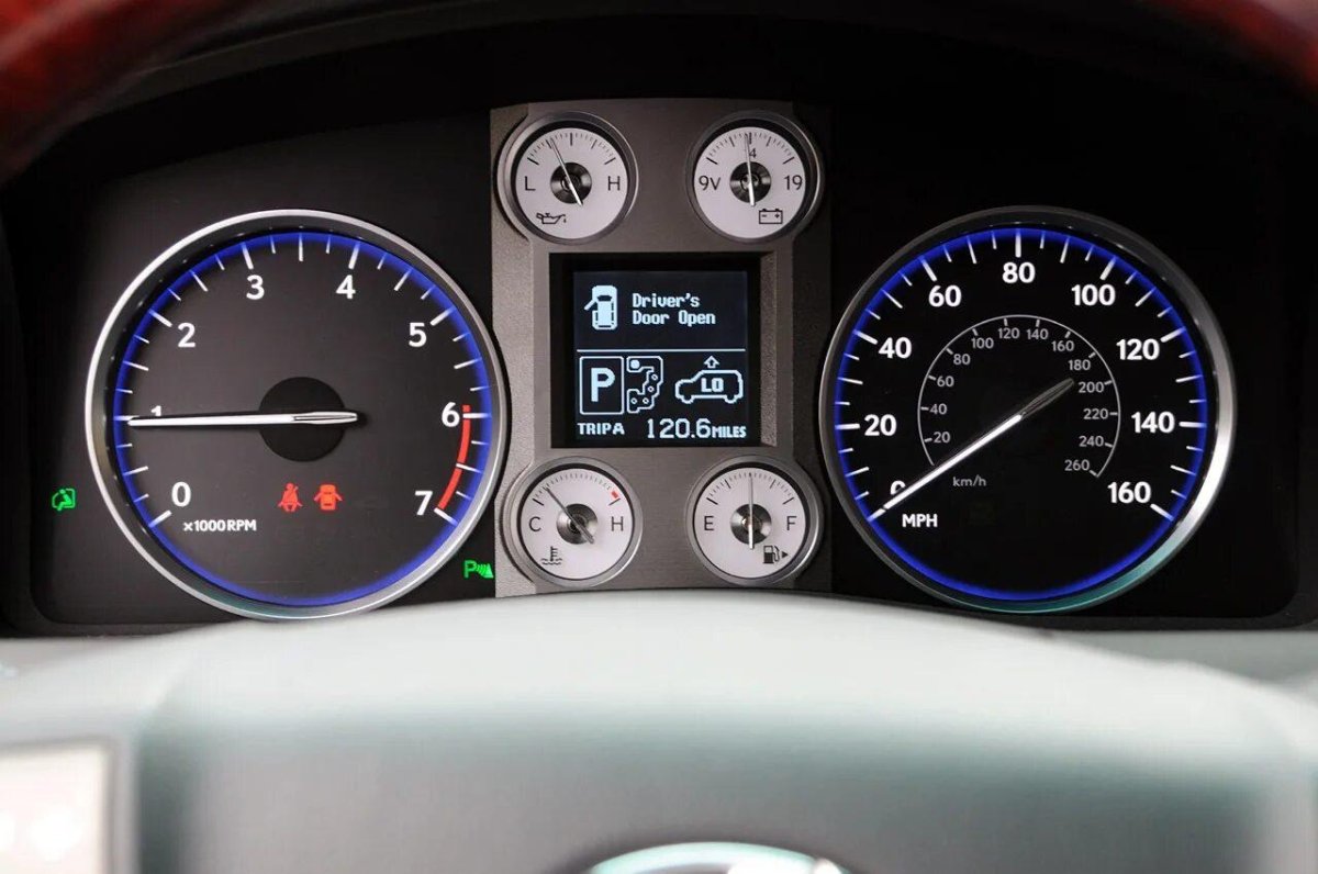 Lexus LX 570 приборная панель